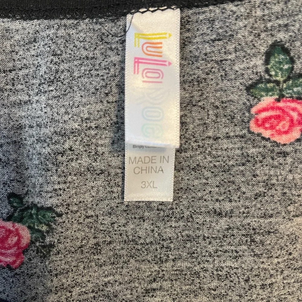 LULAROE Lynnae Top Long Sleevd Black Pink Rose Print size 3XL - Picture 5 of 7